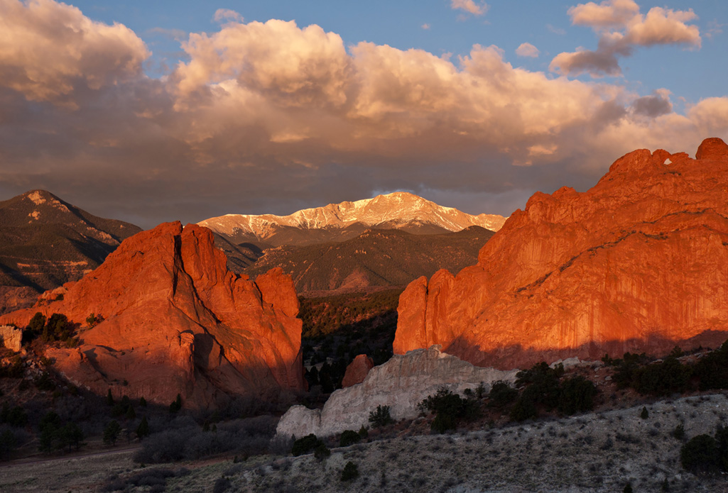 Pikes Peak Sunrise Photo 25204860 Mikebtin Dreamstime 64c81a92b3f0a