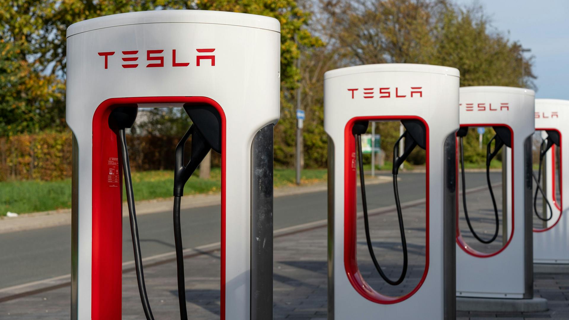 tesla_superchargers_photo_261681436_wirestock__dre